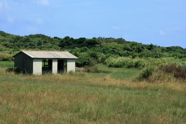 Hut in Field - Ilha Yonaguni, Okinawa, Japão — Fotografia de Stock