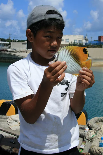Japansk pojke fiske — Stockfoto