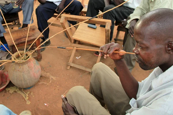 Picie lokalnej brew - soroti, uganda, Afryka — Zdjęcie stockowe