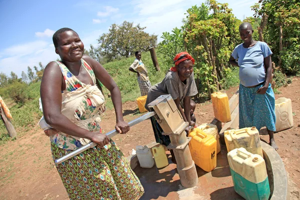 Agua de bombeo - Uganda, África — Foto de Stock