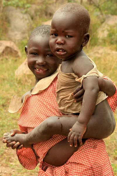 Gadis malang muda Batu Abela, Uganda, Afrika — Stok Foto