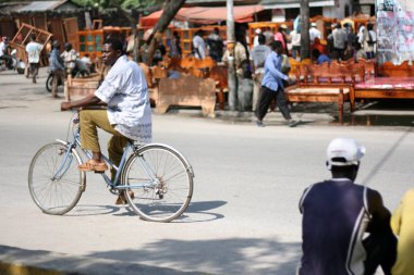 Bisiklete binen adam