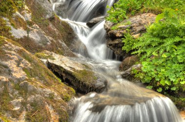 kristal berraklığında şelale