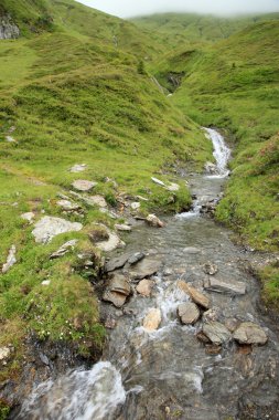 kristal berraklığında şelale
