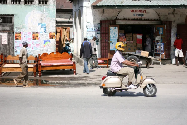 Adam sürme scooter — Stok fotoğraf