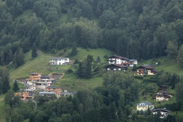 Villaggio in montagna — Foto Stock