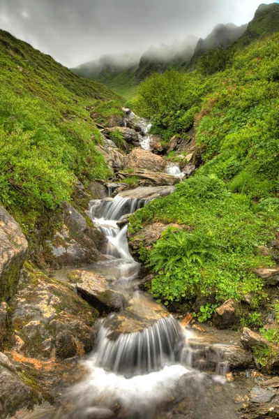 Kristal berraklığında şelale — Stok fotoğraf