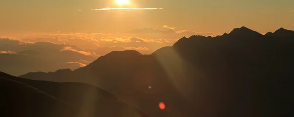 Sonnenaufgang in den Bergen — Stockfoto