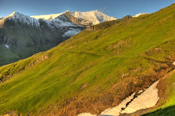 Karlı dağ zirveleri — Stok fotoğraf