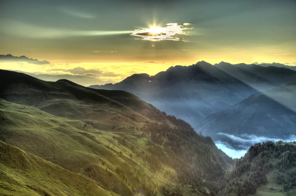 Schöner Sonnenaufgang in den Bergen — Stockfoto