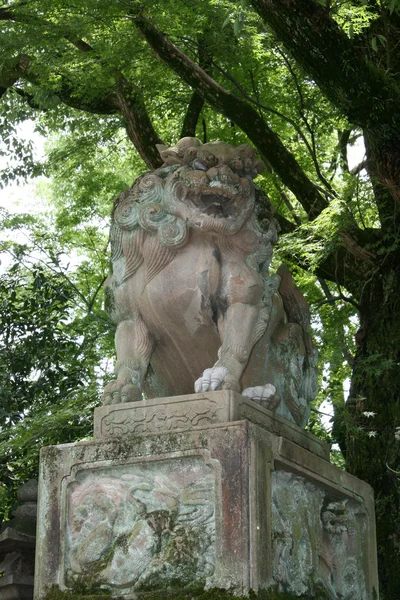 Leone di pietra Santuario di Yasaka, Kyoto, Giappone — Foto Stock