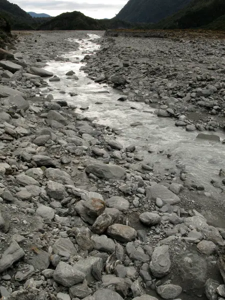 Stromend water - franz josef gletsjer, Nieuw-Zeeland — Stockfoto