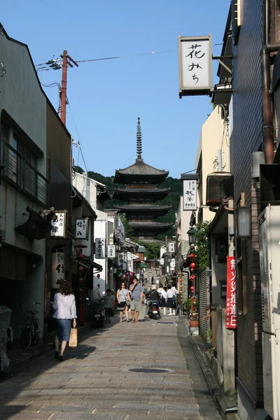 Świątynia i street - Kioto, Japonia — Zdjęcie stockowe