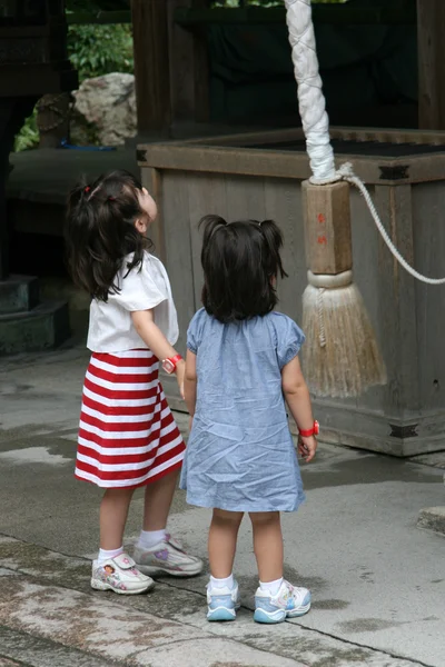 日本の子供たちと祈りの鐘 — ストック写真