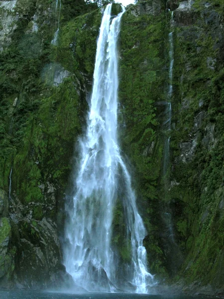 Vattenfall - milford sound, te wahipounamu, Nya Zeeland — Stockfoto