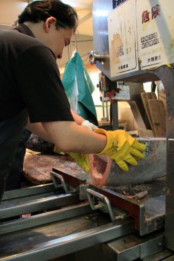 kesme ton balığı - tsukiji Balık pazarı, tokyo, Japonya