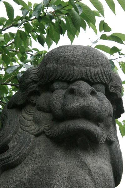 Estatua de piedra de la bestia - Santuario Sensoji, Tokio, Japón — Foto de Stock