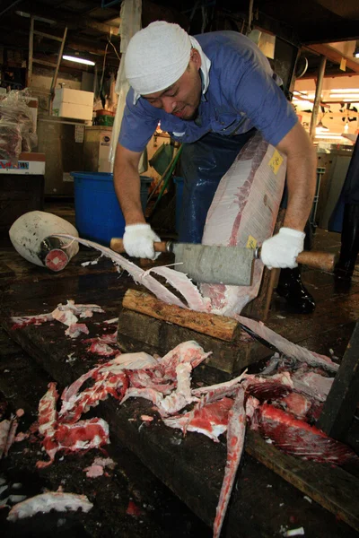 Hombre de corte de pescado - Mercado de pescado de Tsukiji, Tokio, Japón — Foto de Stock