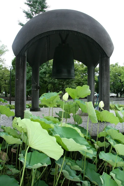 Колокол мира в парке Мира, Хиросима, Япония — стоковое фото
