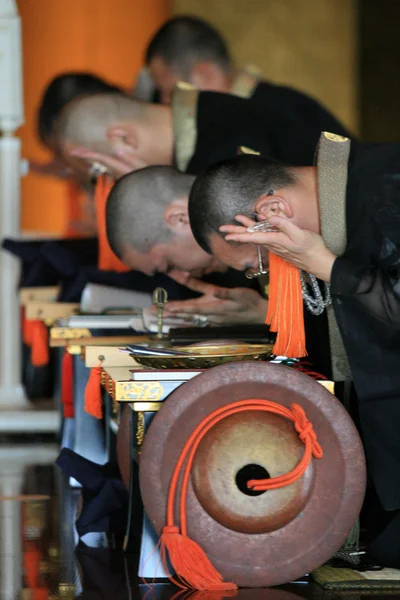 Oración de los monjes - Santuario Zojoji, Tokio, Japón — Foto de Stock