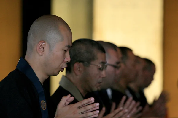 Monks Praying - Zojoji Shrine, Tokyo, Japan — стоковое фото