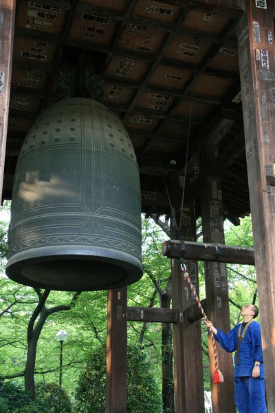 Monk Ringing Bell - Zojoji Shrine,Tokyo, Japan — Stock Photo, Image