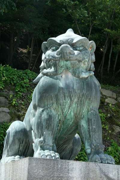 Lion Statue Guarding Island - Миядзима, Япония — стоковое фото