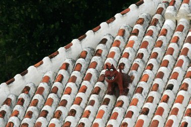 çatı katındaki guardian heykel - taketomi Adası, okinawa, japan