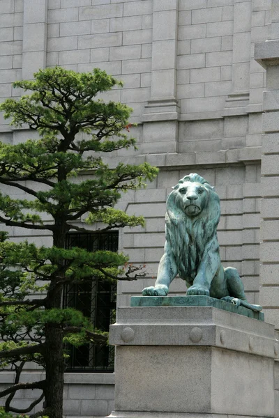Статуя - Национальный музей, Токио, Япония — стоковое фото