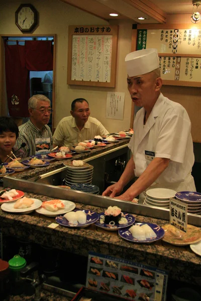 Chef - Restaurante Sushi, Comida tradicional japonesa — Fotografia de Stock