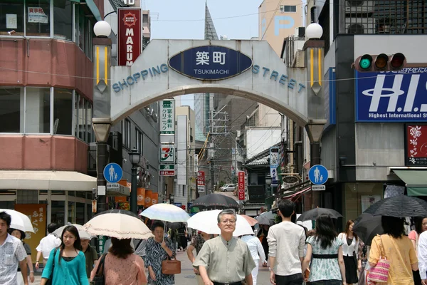 Оживленная торговая улица - город Нагасаки, Япония — стоковое фото
