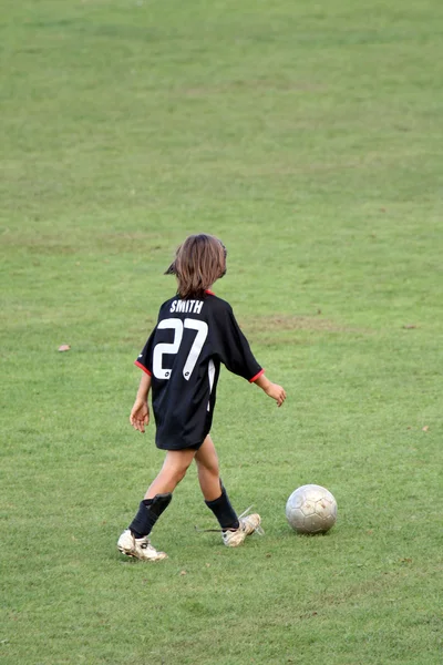 Niño jugando al fútbol - Aukland, Nueva Zelanda — Foto de Stock