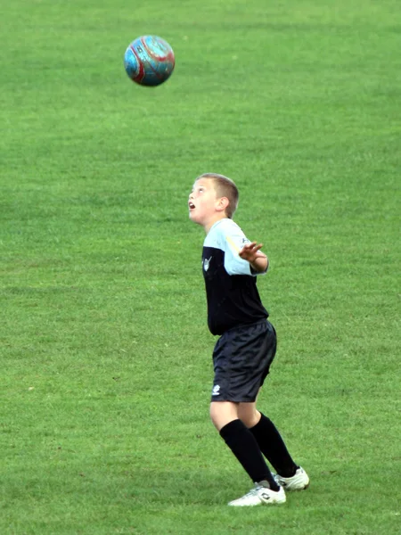 Jongen te voetballen - aukland, Nieuw-Zeeland — Stockfoto