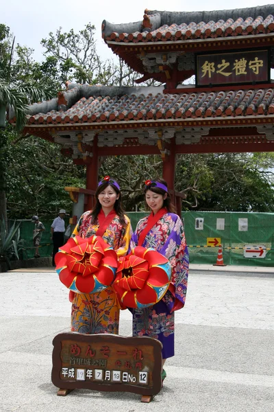 伝統的な日本の女性 - 首里城、那覇、沖縄、日本 — ストック写真