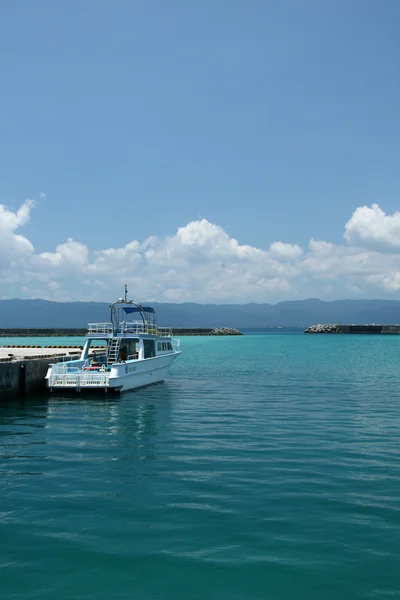 Speedboot - iriomote jima eiland, okinawa, japan — Stockfoto