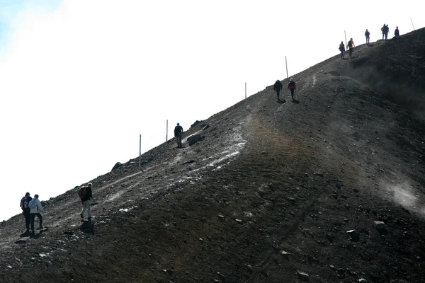 Caminhando até a cratera do vulcão Tongariro National Park, Nova Zelândia — Fotografia de Stock