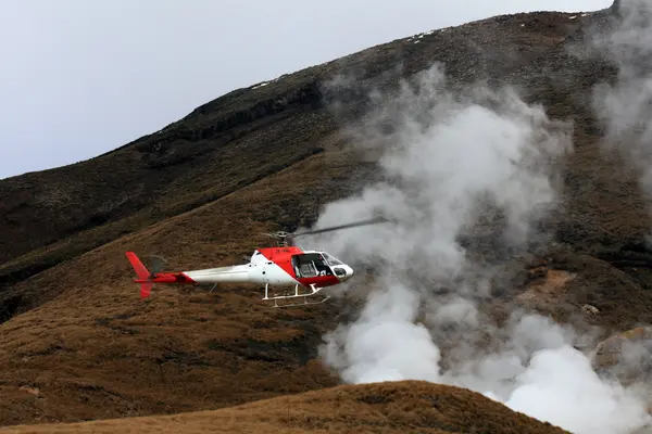 Helikopter - tongariro Nationaalpark, Nieuw-Zeeland — Stockfoto