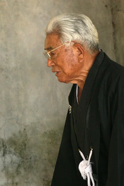 Dyrkan i templet - taketomi ön okinawa, japan — Stockfoto