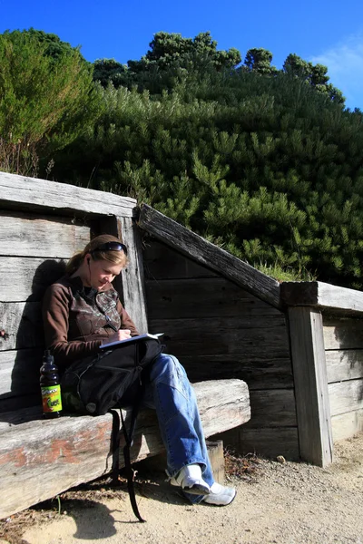女孩在长椅上-植物园，惠灵顿，新西兰 — 图库照片