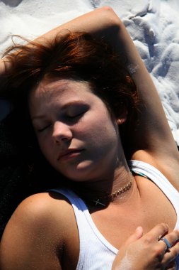 Kız sunbathes