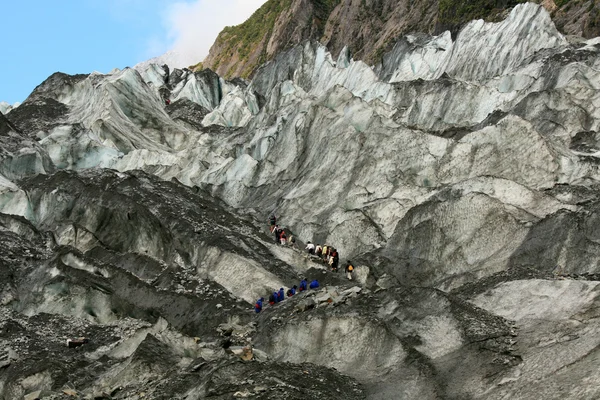 Tourists climb into the mountains — Stock Photo, Image