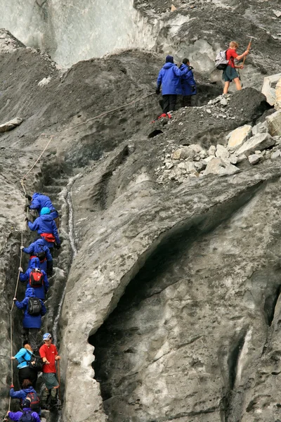 Turistas escalam as montanhas — Fotografia de Stock