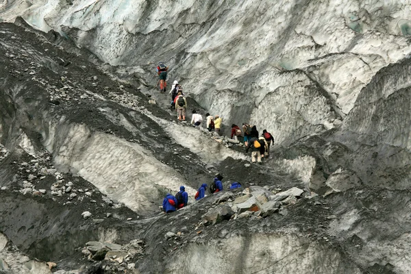 Les touristes grimpent dans les montagnes — Photo