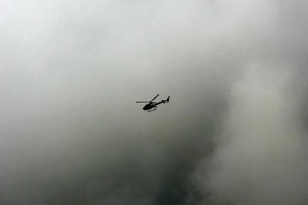 Helicóptero no céu — Fotografia de Stock