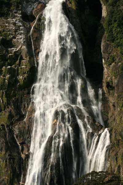 瀑布-米尔福德桑德、 te wahipounamu、 新西兰 — 图库照片