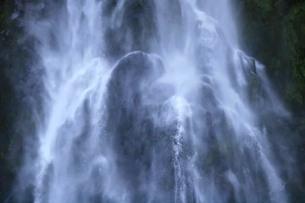 Vattenfall - milford sound, te wahipounamu, Nya Zeeland — Stockfoto