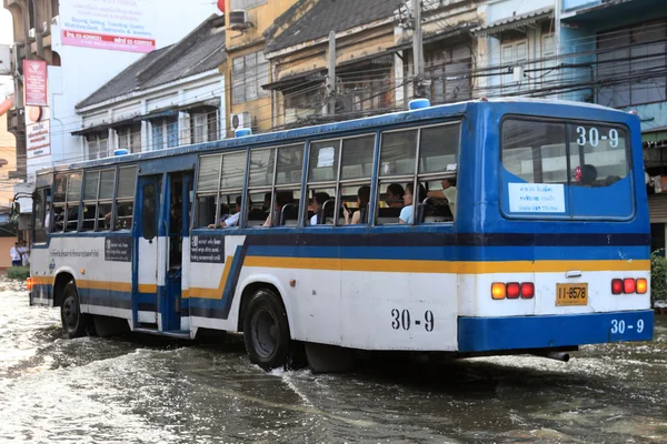 BANGKOK, TAILANDIA - 17 DE NOVIEMBRE: Inundaciones en Bangkok, Tailandia — Foto de Stock