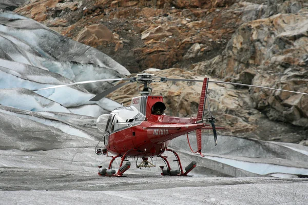 メンデン ホール氷河、アラスカ州、アメリカ合衆国でのヘリコプター飛行 — ストック写真