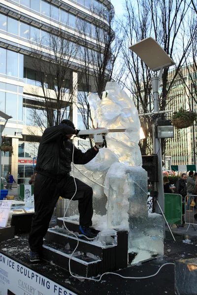 ЛОНДОН, Великобритания - 13 ЯНВАРЯ: Фестиваль ледового скульптуры 2012 — стоковое фото
