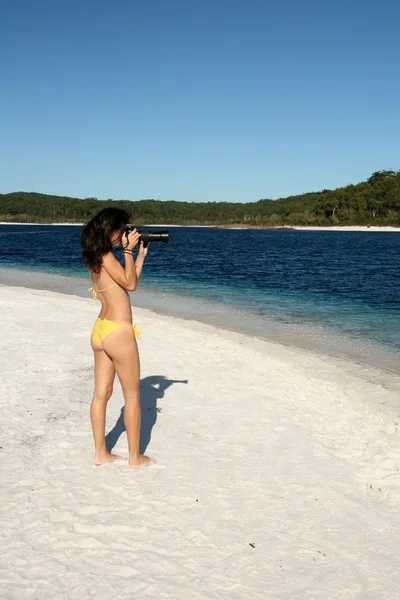 Fotoğrafçı kız bikini - tropikal plaj - fraser ada, — Stok fotoğraf
